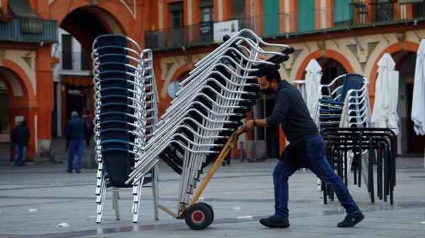 Las tres olas del coronavirus en Andalucía han llevado ya a la quiebra a 18.000 bares y restaurantes