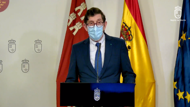 Dimite el consejero de Salud de Murcia tras vacunarse contra la covid-19