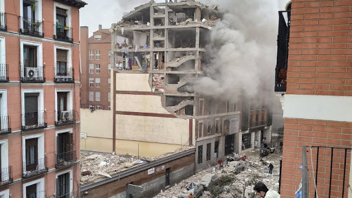 Al menos tres muertos tras una gran explosión en un edificio de la calle Toledo en Madrid mientras revisaban una caldera