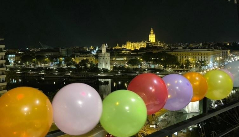 Los balcones sevillanos se llenan de globos para apoyar a los niños con cáncer