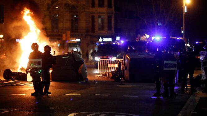 Un total de 14 detenidos y 33 heridos en las protestas tras la detención de Pablo Hasel