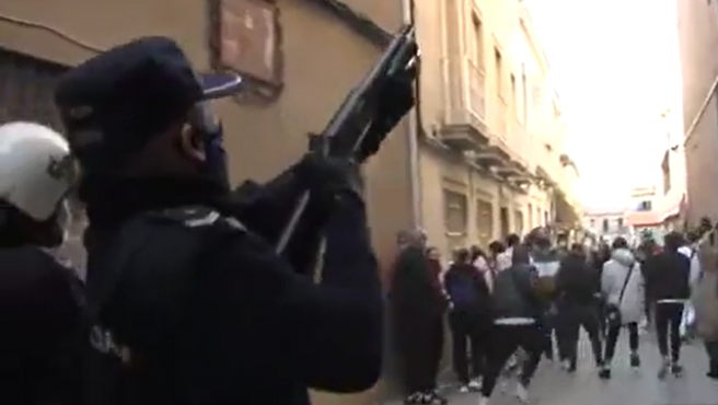 Prisión para los dos policías detenidos en Linares por la paliza a un hombre y su hija acusados de «atentado grave y detención ilegal»