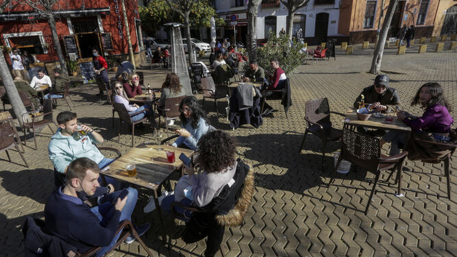 Los bares y comercios de Sevilla podrán abrir hasta las 22:30 desde mañana viernes