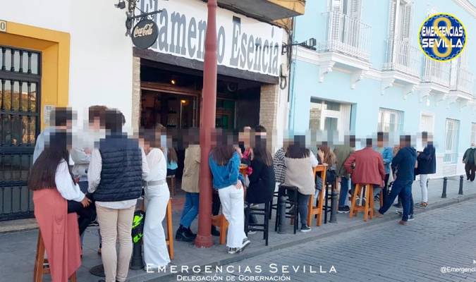 La Policía precinta un bar de la calle Betis con 80 personas en su interior