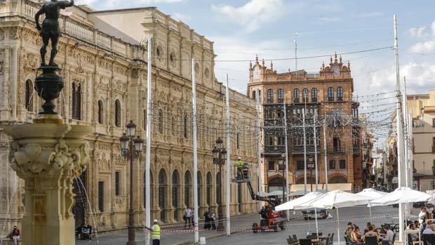 Juan Espadas recula con la ‘Feria’ en el Centro de Sevilla: sólo habrá luces