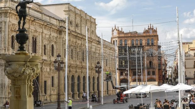 Juan Espadas recula con la ‘Feria’ en el Centro de Sevilla: sólo habrá luces