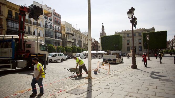 Preparativos en el centro de Sevilla para la ‘no Feria de Abril’