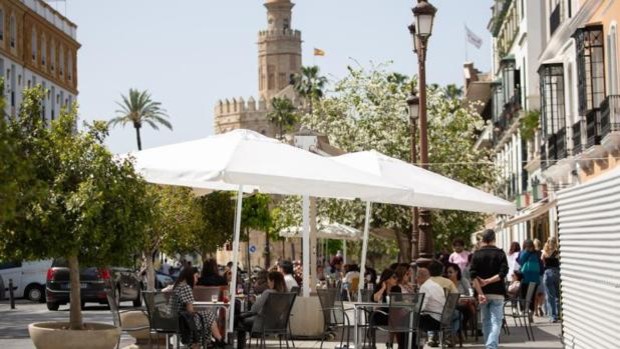 Bares y restaurantes del Centro de Sevilla recrearán el ambiente de la Feria con música, sevillanas y farolillos