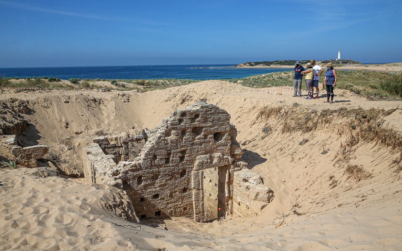 Descubiertas una tumba megalítica, una villa y unos baños romanos en el cabo de Trafalgar