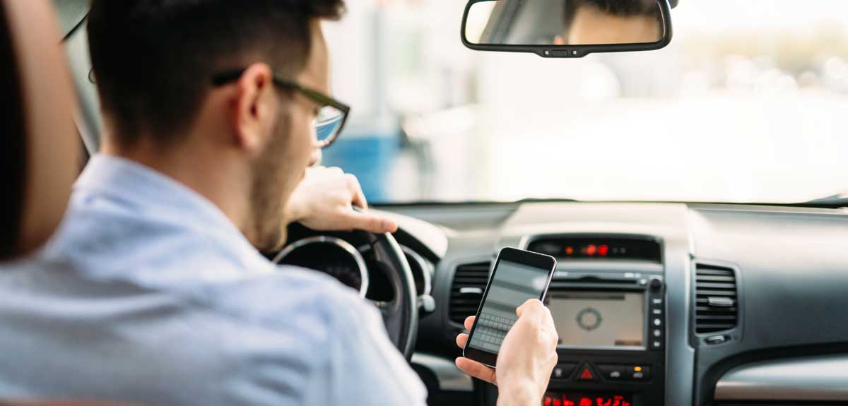 Nueva sanción al volante: ya te pueden multar por el móvil aunque no lo estés usando