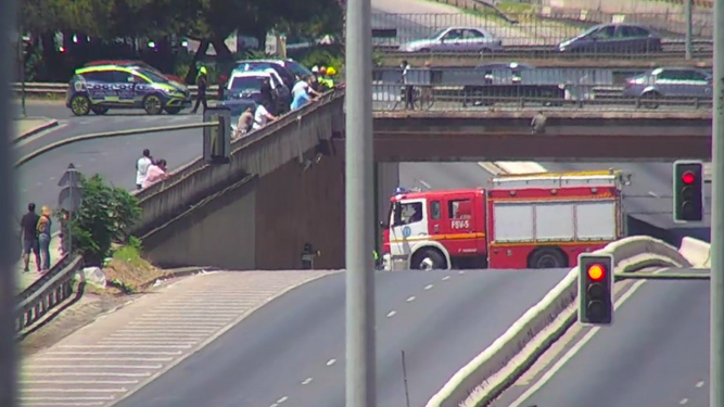 Los bomberos vuelven a salvar la vida al hombre que quería tirarse desde un puente en la Ronda Urbana Norte hace una semana