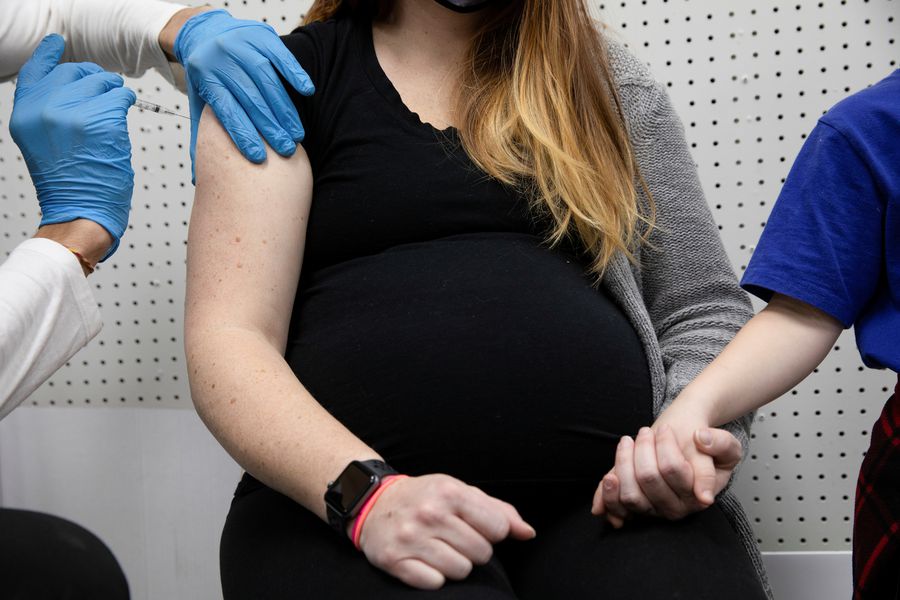 Vacuna en embarazadas: segura, eficaz y clave para evitar complicaciones