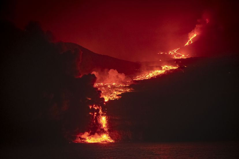 La lava llega al mar diez días después de la erupción