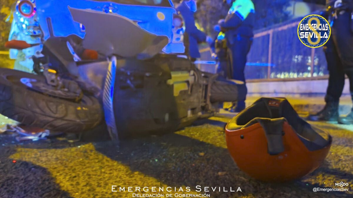 Muere un motorista en Sevilla tras chocar con un taxi que estaba parado