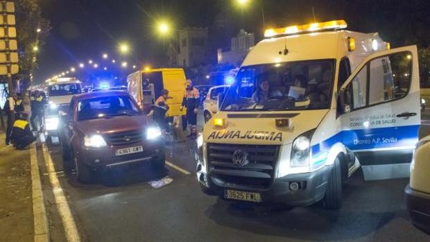 Cuatro jóvenes heridos al chocar dos vehículos en la avenida de La Palmera en Sevilla