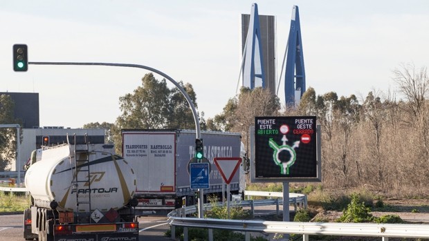 Abre la SE-31, la nueva carretera para evitar el paso por el puente del Centenario