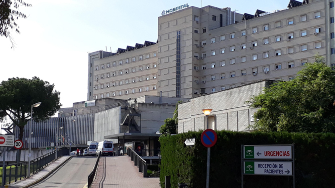 Un hombre apuñala a tres vigilantes y un celador en el Hospital de Valme