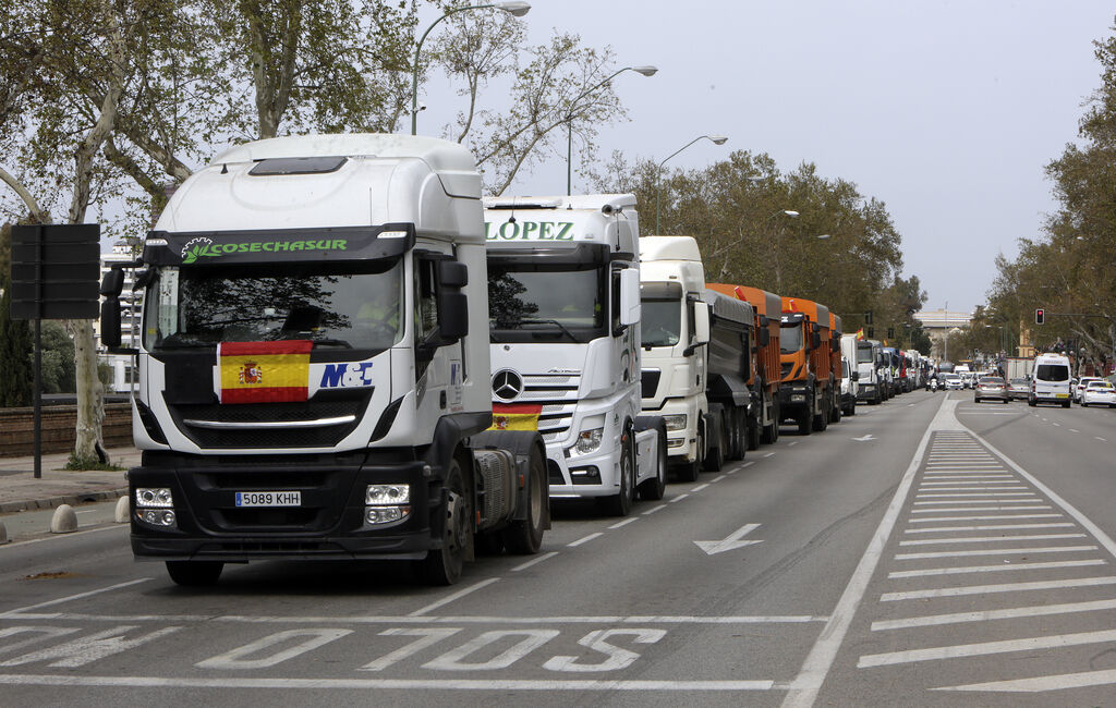 El Gobierno llega a un acuerdo con los transportistas y bonificará 20 céntimos el gasóleo pero no frena los paros