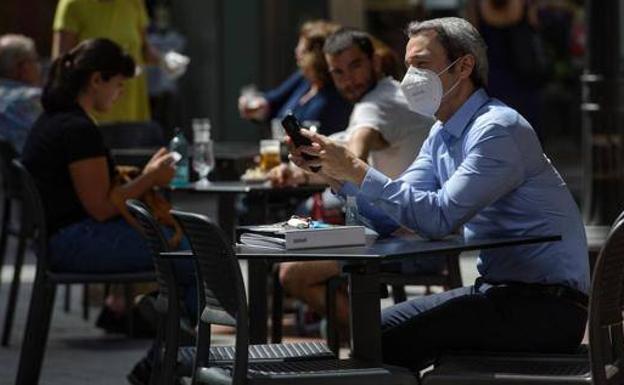 Así queda el uso de la mascarilla en interiores tras el decreto del Gobierno