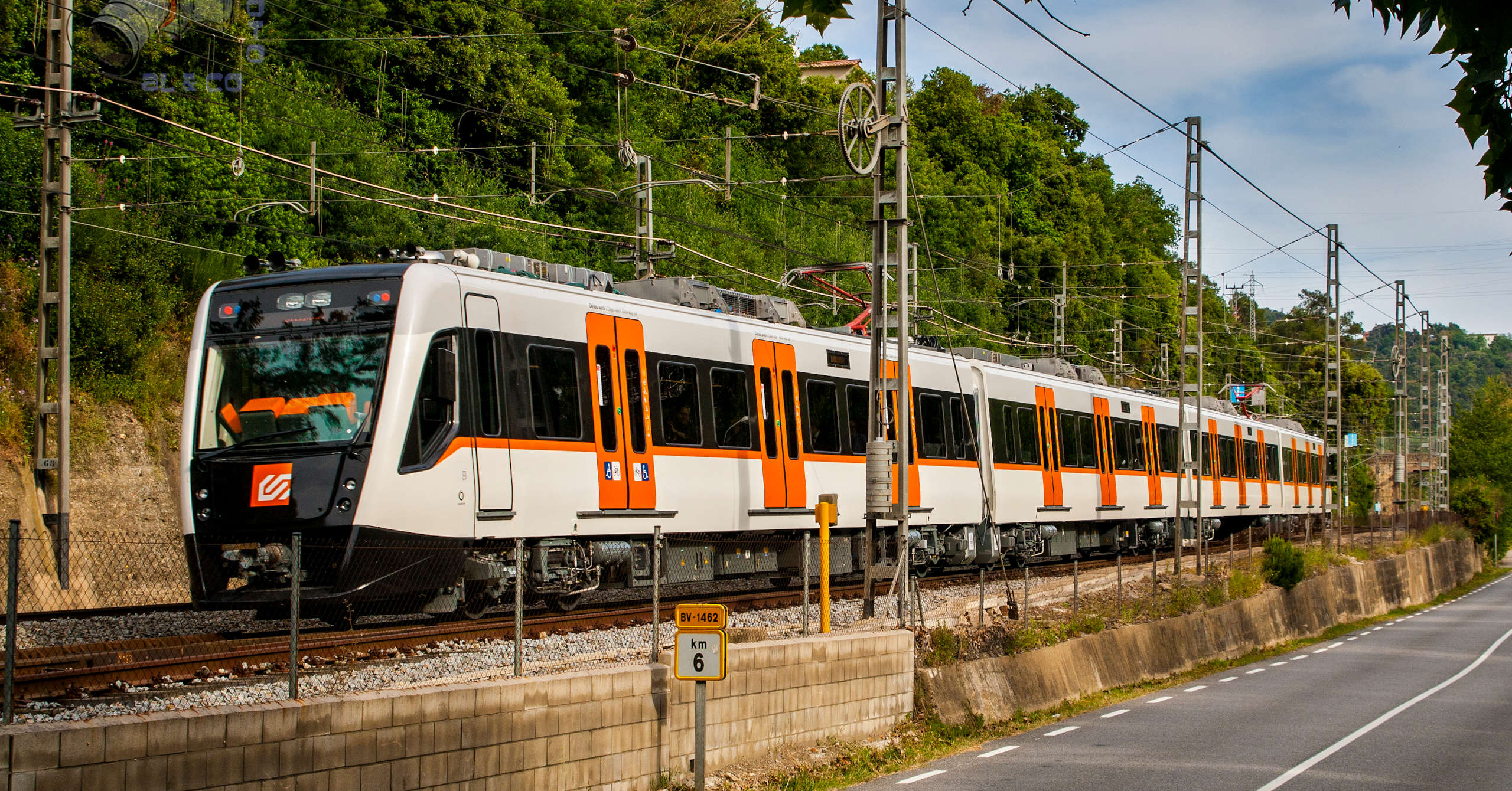 Un muerto y 85 heridos tras descarrilar un tren de mercancías e impactar con otro de viajeros