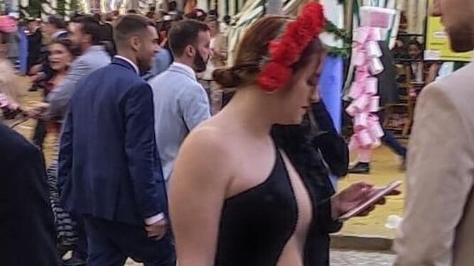 ¿Un “insulto” al traje de flamenca? Semidesnudos, trasparencias y batas de cola en la Feria de Abril